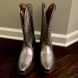 Airiat silver tailgate boots NWT